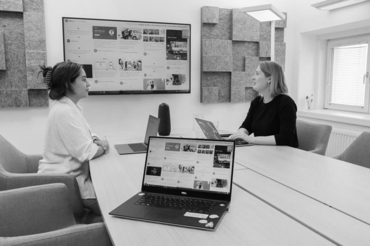 Session de formation sur l'analyse de marchés financiers avec outils de surveillance professionnels